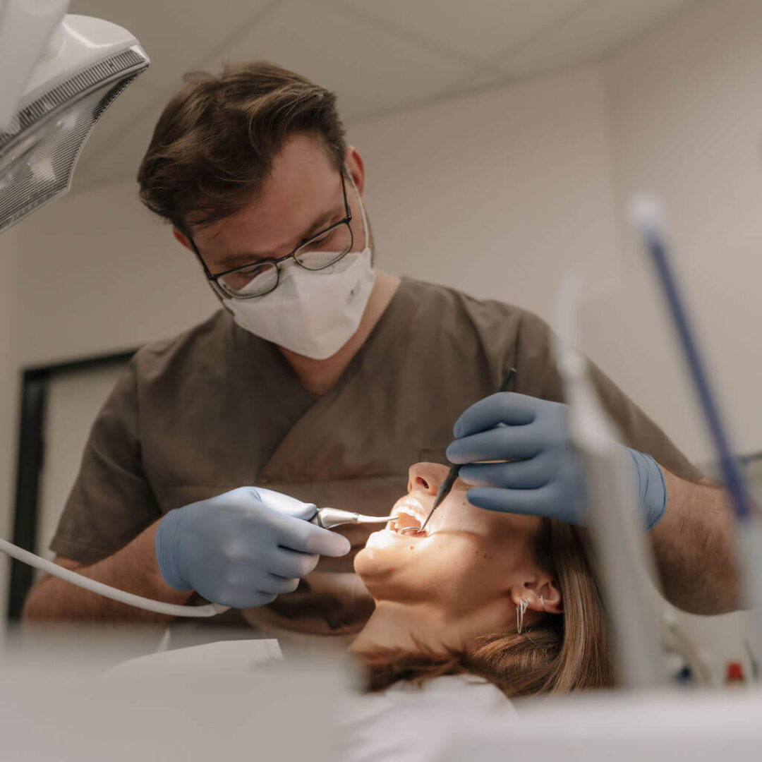 Dr. med. dent. Stefan Hermanns, Oralchirurg in Stuttgart behandelt eine Patientin.